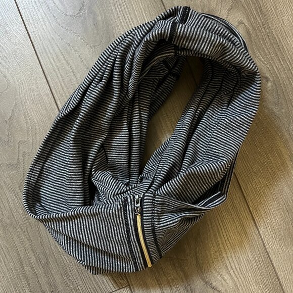 Lululemon Black and White Vinyasa Scarf with Zipper Detail - Picture 1 of 5